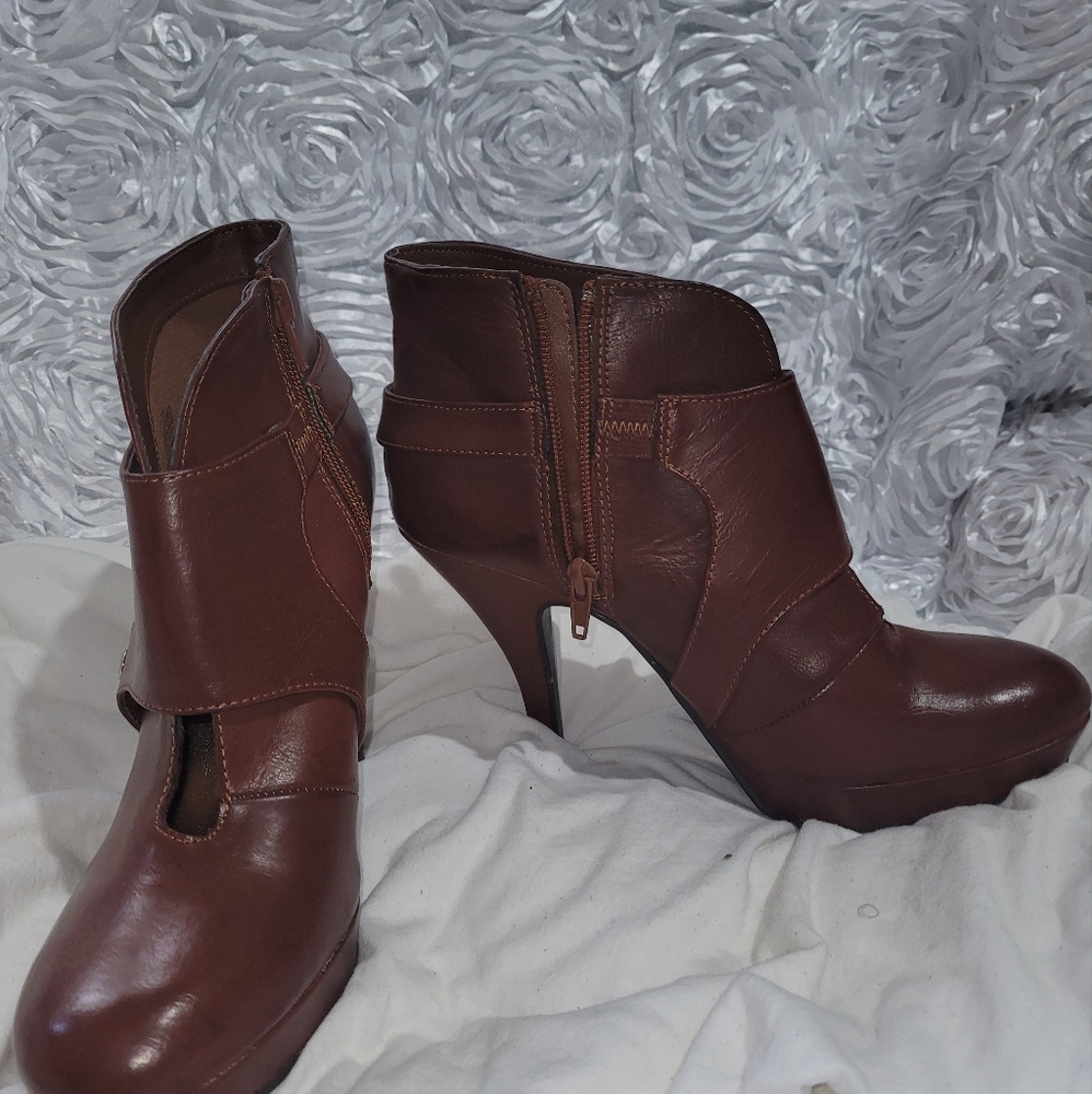 Kenneth Cole Brown booties heels